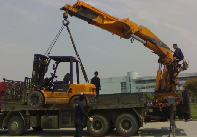 大型吊車叉車租賃,工廠搬遷,大型設備安裝吊裝移位,上樓下坑,搬運就位及150以上高空吊裝